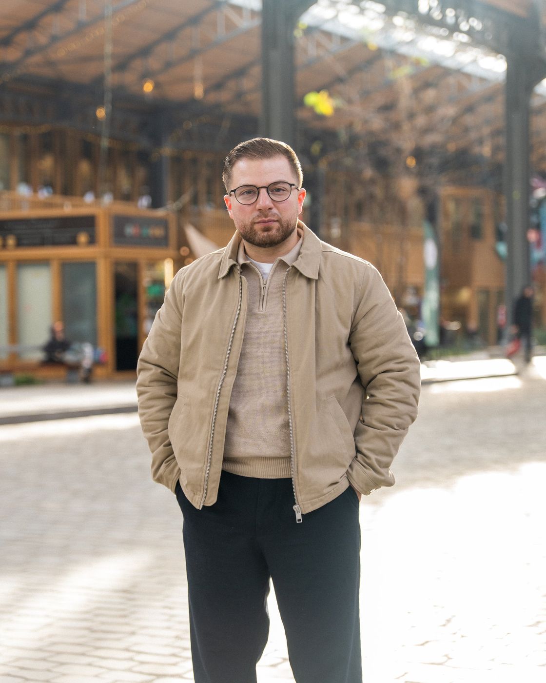 Portrait photo en extérieur d’un homme en veste beige