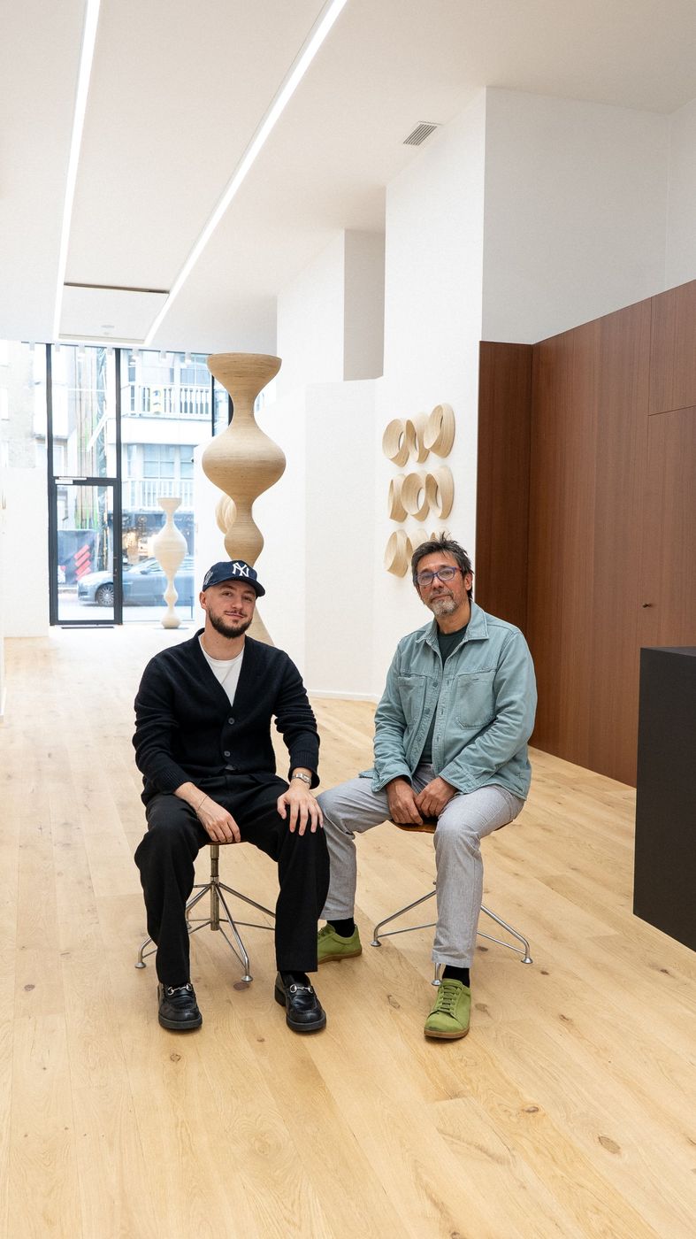 Portrait de deux hommes assis dans une galerie d’art