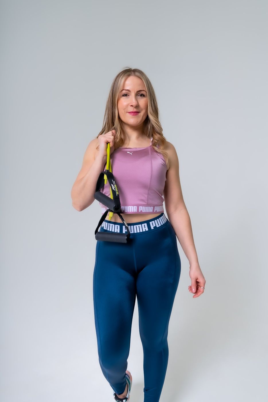 Portrait studio d’une coach sportive en tenue de sport